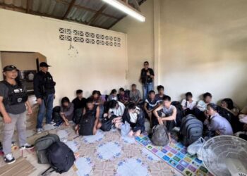 PIHAK berkuasa Thailand menahan 21 warga asing disyaki anggota sindiket scammer antarabangsa yang cuba menyeludup masuk ke Malaysia Kampung Buketa, Daerah Weng, Thailand. – IHSAN POLIS