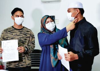 NOR Azwani Ahamad menunjukkan kesan kecederaan yang dialami anaknya yang didakwa dibuli di sekolah menengah agama  di Chemor dalam sidang akhbar di Tanjung Rambutan, Ipoh, Perak semalam.