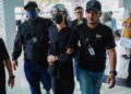 INDIVIDU dikenali sebagai Aliff Daniel tiba di pekarangan Jabatan Agama Islam Selangor di Bangunan Sultan Idris Shah, Shah Alam semalam. – UTUSAN/SADDAM YUSOFF