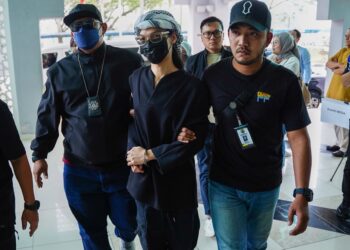 INDIVIDU dikenali sebagai Aliff Daniel tiba di pekarangan Jabatan Agama Islam Selangor di Bangunan Sultan Idris Shah, Shah Alam semalam. – UTUSAN/SADDAM YUSOFF