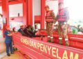 NOR Mahathir Muhamad (kiri) bersama anggota melakukan pemeriksaan alatan dan bot sebagai persediaan menghadapi Monsun Timur Laut (MTL) di  Balai Bomba Penyelamat  Kuala Terengganu. – UTUSAN/PUQTRA HAIRRY