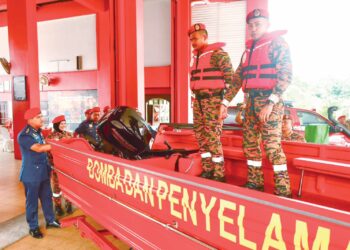 NOR Mahathir Muhamad (kiri) bersama anggota melakukan pemeriksaan alatan dan bot sebagai persediaan menghadapi Monsun Timur Laut (MTL) di  Balai Bomba Penyelamat  Kuala Terengganu. – UTUSAN/PUQTRA HAIRRY