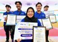 MOHAMMAD Adam Hakimi Zulkifli (dua dari kiri) bersama rakan-rakannya menunjukkan sijil anugerah pelatih cemerlang yang diterima pada Majlis Apresiasi sempena Tamat Latihan PLKI-ECRL di Kompleks Yayasan Pahang, Kuantan, Pahang. – UTUSAN/SHAIKH AHMAD RAZIF