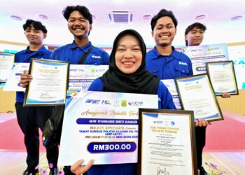 MOHAMMAD Adam Hakimi Zulkifli (dua dari kiri) bersama rakan-rakannya menunjukkan sijil anugerah pelatih cemerlang yang diterima pada Majlis Apresiasi sempena Tamat Latihan PLKI-ECRL di Kompleks Yayasan Pahang, Kuantan, Pahang. – UTUSAN/SHAIKH AHMAD RAZIF