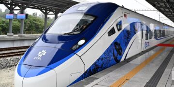 PENDUDUK Pahang mahu projek ECRL memberi manfaat ekonomi secara langsung kepada komuniti tempatan, bukan sekadar menjadi pemudah cara pengangkutan. – UTUSAN/SHAIKH AHMAD RAZIF