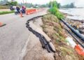 KEADAAN jalan yang runtuh akibat hakisan tebing selepas air laut pasang di jalan Pelabuhan Kuantan menghala ke Balok dekat Kampung Selamat Pelabuhan di Kuantan, Pahang.