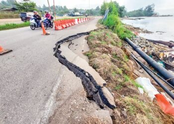 KEADAAN jalan yang runtuh akibat hakisan tebing selepas air laut pasang di jalan Pelabuhan Kuantan menghala ke Balok dekat Kampung Selamat Pelabuhan di Kuantan, Pahang.