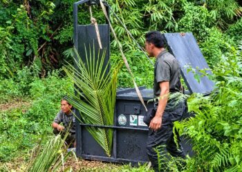 ANGGOTA Perhilitan memasang perangkap bagi menangkap harimau di kawasan Kampung Nara, Sungai Mengkuang, Kuala Krai, Kelantan.
– IHSAN PENDUDUK
