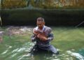 MOHD. Azerri Mohd. Radzali bersama ternakan ikan kelahnya di Pusat Pembiakan Kelah dan Ikan Air Tawar Kampung Lubuk Periuk, Hulu Terengganu, Terengganu.
