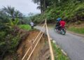 JALANI Rasid menunjukkan keadaan jalan yang rosak di Kampung Makmur, Hulu Kinta dekat Ipoh semalam. – UTUSAN/AIN SAFRE BIDIN