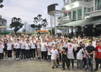 Para peserta Larian Warna-warni bergambar sebelum larian bermula di George Town, Pulau Pinang, semalam.