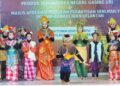 BARISAN pelakon yang menjayakan pementasan Anak Raja Gondang diperkenalkan kepada hadirin di JKKN Kelantan, Kota Bharu semalam. – MINGGUAN/MUSTAQIM MOHAMED