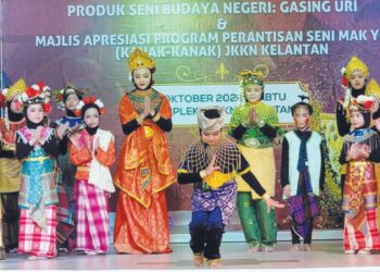 BARISAN pelakon yang menjayakan pementasan Anak Raja Gondang diperkenalkan kepada hadirin di JKKN Kelantan, Kota Bharu semalam. – MINGGUAN/MUSTAQIM MOHAMED