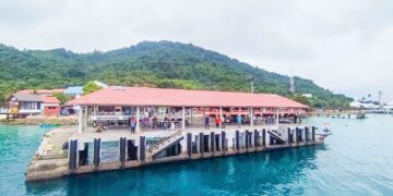 KEADAAN di jeti Pulau Perhentian yang sunyi tanpa kehadiran pengunjung ketika musim Tengkujuh di Besut, Terengganu. – UTUSAN/ WAN ZURATIKAH IFFAH WAN ZULKIFLI
