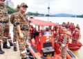 MOHD. Razam Taja Rahim (depan) dalam sesi Pengujian dan Pemeriksaan Logistik Operssi Banjir semoena Kesiapsiagaan MTL 2026/2027 di Jeti Shahbandar, Kuantan, Pahang.