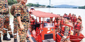 MOHD. Razam Taja Rahim (depan) dalam sesi Pengujian dan Pemeriksaan Logistik Operssi Banjir semoena Kesiapsiagaan MTL 2026/2027 di Jeti Shahbandar, Kuantan, Pahang.