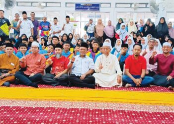 NORIDZUAN Abdul Manan (depan, empat dari kiri) bersama orang ramai yang menghadiri program Pemerkasaan Syariah dan Akidah (Persada) di Masjid Assobirin Felda Jengka 24, Jerantut, Pahang.