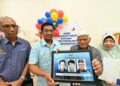 PAHANG Awang Mohamad (dua dari kanan) menunjukkan gambar kad pengenalannya bermula sejak berusia 12 tahun dan sehingga kini di Pejabat JPN Pekan, Pahang. – UTUSAN/SHAIKH AHMAD RAZIF