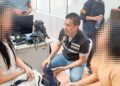 BEKAS pramugari sebuah syarikat penerbangan China (kiri) ditahan di Hat Yai, Thailand selepas disyaki mendalangi sindiket pemerdagangan manusia merentasi sempadan Thailand-Malaysia. – IHSAN POLIS