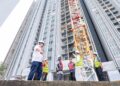 AIMAN Athirah Sabu (tiga dari kiri) meninjau perkembangan projek Residensi Hektar Gombak (Residensi Wilayah), semalam.