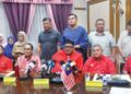 AB. Rauf Yusoh bersama Ahli Jawatankuasa Perhubungan UMNO Melaka selepas mempengerusikan mesyuarat di Seri Bendahara, Ayer Keroh, Melaka malam semalam. – UTUSAN/AMRAN MULUP