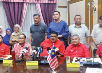 AB. Rauf Yusoh bersama Ahli Jawatankuasa Perhubungan UMNO Melaka selepas mempengerusikan mesyuarat di Seri Bendahara, Ayer Keroh, Melaka malam semalam. – UTUSAN/AMRAN MULUP