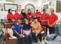 Razali Buyong (duduk kanan) bersama ahli NGO yang menziarahinya di Kampung Pandan, Kuala Lumpur, baru-baru ini.