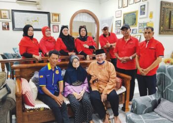 Razali Buyong (duduk kanan) bersama ahli NGO yang menziarahinya di Kampung Pandan, Kuala Lumpur, baru-baru ini.