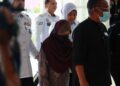 SAKINAH Ismail diiringi polis semasa tiba untuk prosiding perbicaraan di Mahkamah Majistret Kota Bharu, Kelantan. – UTUSAN/KAMARUL BISMI KAMARUZAMAN
