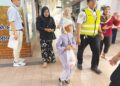 AZUAR Firdaus Zuraiman (tengah) turun membeli minuman di kafe ketika dirawat di Hospital Raja Perempuan Zainab II , Kota Bharu, Kelantan semalam.