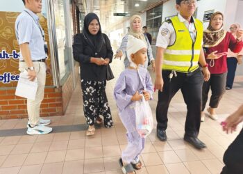 AZUAR Firdaus Zuraiman (tengah) turun membeli minuman di kafe ketika dirawat di Hospital Raja Perempuan Zainab II , Kota Bharu, Kelantan semalam.