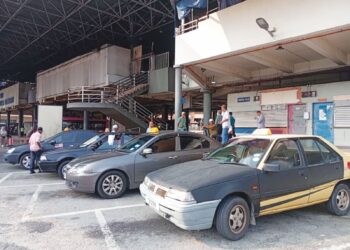 PEMANDU kereta sewa/teksi Terengganu Hentian Terminal Bas MBKT menunggu pelanggan di Kuala Terengganu. - UTUSAN/ERMA YUSNIDA JUSOH