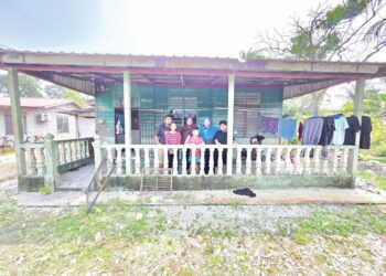 ENAM beradik tinggal di rumah yang sudah usang di Kampung Parit 1B, Sungai Manik dekat Pasir Salak. – UTUSAN/AIN SAFRE BIDIN