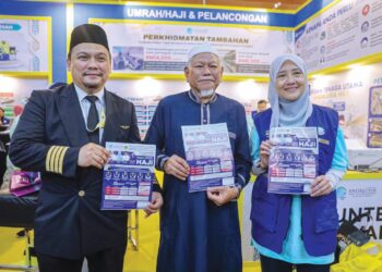 Luqmanul Hakim Hanafi (kiri), Pengerusi Eksekutif Andalusia Travel & Tours Sdn. Bhd, Datuk Md. Daud Che Ngah dan Ida Riswana Idris pada Karnival Haji, Umrah & Pelancongan Kali Ke-5 (KHUP 5) di Movenpick Hotel & Convention Centre KLIA, Sepang.