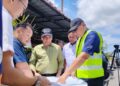 IZHAM Hashim melihat pelan pembinaan projek komersial dan pembinaan saliran air berhampiran kawasan perumahan Taman Kerayong di Kapar, Klang, semalam. – UTUSAN / SADDAM YUSOFF