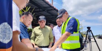 IZHAM Hashim melihat pelan pembinaan projek komersial dan pembinaan saliran air berhampiran kawasan perumahan Taman Kerayong di Kapar, Klang, semalam. – UTUSAN / SADDAM YUSOFF