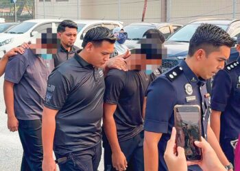 DUA suspek kes kematian Muhammad Idlan Fareeq Shahril tiba 
di Mahkamah Majistret Kuala Pilah pagi semalam bagi menghadapi pertuduhan membunuh pelajar tingkatan dua itu. – UTUSAN/NOR SHAFIQAH MOHD. GHAZALI