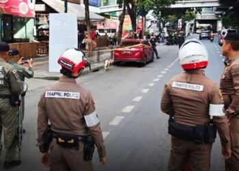 PIHAK berkuasa Thailand memeriksa sebuah kereta Malaysia yang diletakkan di kawasan kawalan dipertingkat sempena Mesyuarat Tahunan IMF-Bank Dunia di Sukhumvit Soi 17, Daerah Lumpini, Bangkok, Thailand, Selasa lalu. – IHSAN POLIS