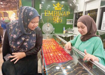 PELANGGAN melihat barang kemas yang dijual di sebuah kedai emas sekitar Kota Bharu, Kelantan. – UTUSAN/ROSLIZA MOHAMED