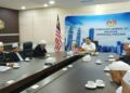 AHMAD Fahmi Ahmad Sarkawi (tengah) berbincang isu pernikahan bersama wakil majlis agama Islam lima wilayah Selatan Thai di Pejabat Konsulat Jeneral Malaysia di Songkhla, Thailand. - UTUSAN/RAZALI ZAKARIA
