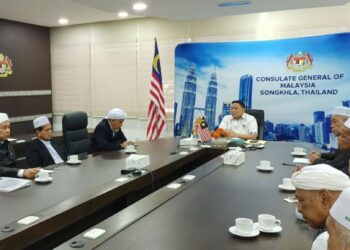 AHMAD Fahmi Ahmad Sarkawi (tengah) berbincang isu pernikahan bersama wakil majlis agama Islam lima wilayah Selatan Thai di Pejabat Konsulat Jeneral Malaysia di Songkhla, Thailand. - UTUSAN/RAZALI ZAKARIA