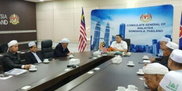 AHMAD Fahmi Ahmad Sarkawi (tengah) berbincang isu pernikahan bersama wakil majlis agama Islam lima wilayah Selatan Thai di Pejabat Konsulat Jeneral Malaysia di Songkhla, Thailand. - UTUSAN/RAZALI ZAKARIA