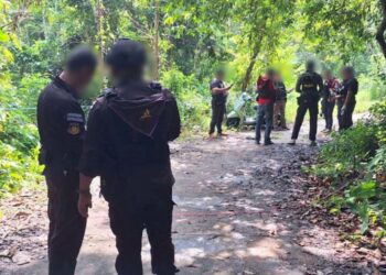 PASUKAN keselamatan dan pegawai forensik memeriksa lokasi kejadian melibatkan pertempuran antara pasukan polis bantuan dengan dalam pertempuran di Daerah Mai Kaen di Wilayah Pattani, Thailand.
