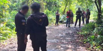 PASUKAN keselamatan dan pegawai forensik memeriksa lokasi kejadian melibatkan pertempuran antara pasukan polis bantuan dengan dalam pertempuran di Daerah Mai Kaen di Wilayah Pattani, Thailand.