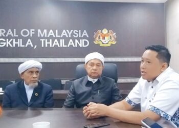 AHMAD Kamil Wan Jusuh (tengah) dan Abdul Basid Che Mat bertemu
Ahmad Fahmi Ahmad Sarkawi (kanan) di Songkhla, Thailand semalam.
– UTUSAN/RAZALI ZAKARIA