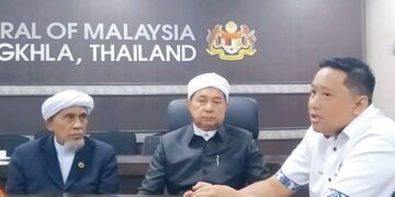 AHMAD Kamil Wan Jusuh (tengah) dan Abdul Basid Che Mat bertemu
Ahmad Fahmi Ahmad Sarkawi (kanan) di Songkhla, Thailand semalam.
– UTUSAN/RAZALI ZAKARIA