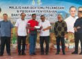 RASHIDI Zinol (tiga dari kanan) menyerahkan bantuan kepada petani pada majlis hari bertemu pelanggan dan penyaluran bantuan sara hidup kepada petani dan pesawah untuk daerah Barat Daya di daerah Balik Pulau, Pulau Pinang semalam.-UTUSAN/SAFINA RAMLI
