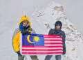 SYED Abdullah Syed Qasim bersama Nor Sirat Abd. Aziz mengibarkan Jalur Gemilang selepas berjaya menawan Gunung Lobuche East setinggi 6,119 meter di Nepal. – FOTO IHSAN PENDAKI