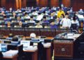 ANWAR Ibrahim ketika membentangkan Belanjawan 2027 bertema ‘Menggapai di Langit, Mengakar
di Bumi’ di Dewan Rakyat, semalam. – BERNAMA