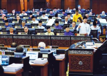 ANWAR Ibrahim ketika membentangkan Belanjawan 2027 bertema ‘Menggapai di Langit, Mengakar 
di Bumi’ di Dewan Rakyat, semalam. – BERNAMA